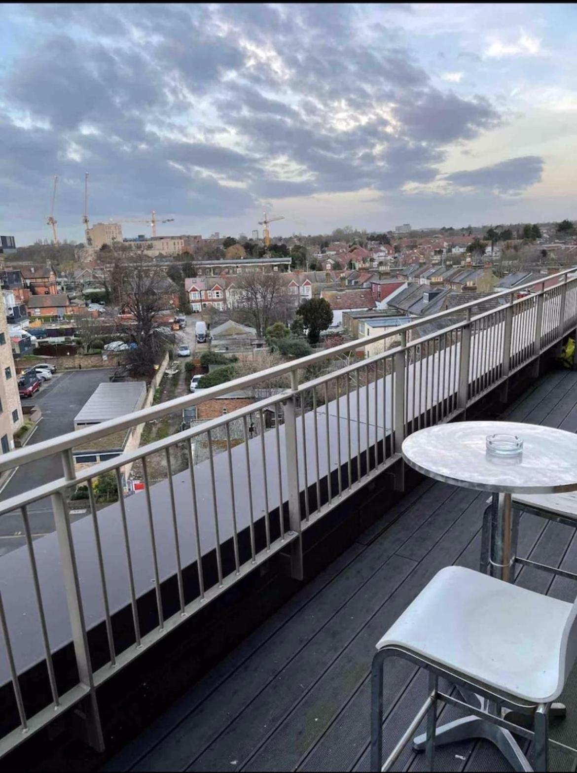Luxury Top Floor Penthouse Apartment Near Heathrow 런던 외부 사진